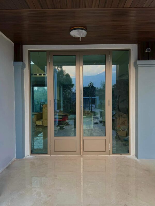 cửa đi chính aluman