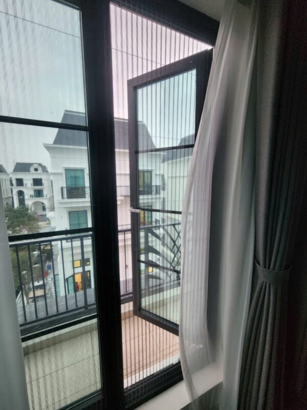 cửa mở quay aluman
