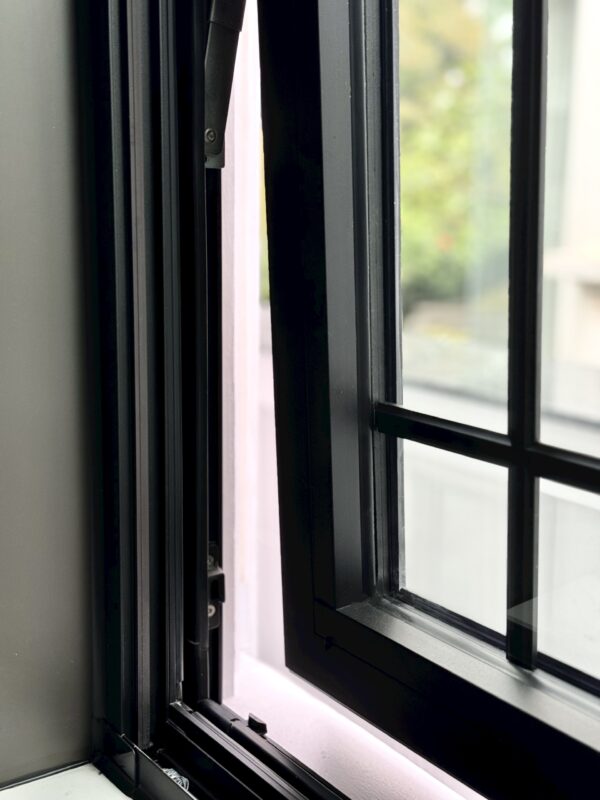 cửa sổ mở hất