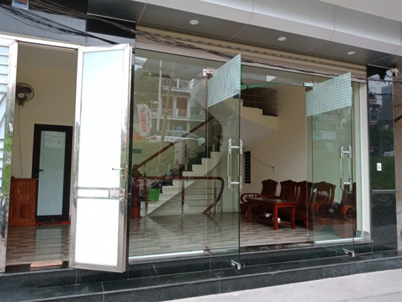 cửa kính thủy lực minh long